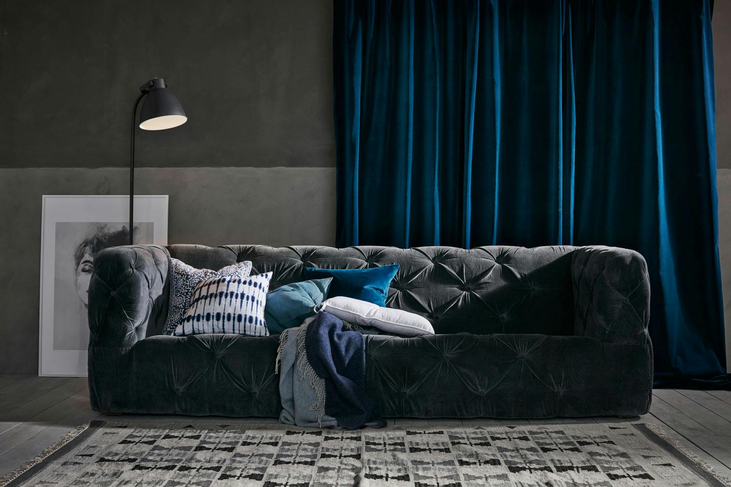 mork og dekadent Stue i mørk og dekadent stil grå sofa inspirasjon stue
